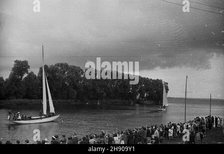 Polska, 1947. Obóz szkoleniowy Ligi Morskiej nad Ba³tykiem. NZ. Jachty wyp³ywaj¹ w rejs. bb/mgs PAP Dok³adny miesi¹c i dzieñ wydarzenia nieustalone. Polen, 1947. Ein Sea League Trainingslager an der Ostsee. Im Bild: Yachten, die zu einer Kreuzfahrt aufbricht. bb/mgs PAP Stockfoto