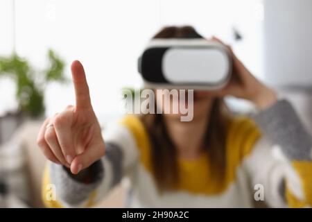 Womans Finger versucht, unsichtbare Dinge mit einer virtuellen Brille zu berühren Stockfoto