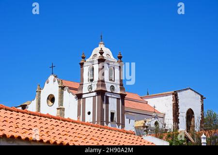 Blick auf die gotische Kathedrale (Igreja da Misericordia) und Glockenturm über die Dächer gesehen, Silves, Portugal, Europa. Stockfoto