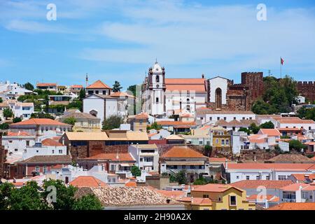 Blick auf die stadt Gebäude mit der Gotischen Kathedrale (Igreja da Misericordia) und Glockenturm an der Rückseite, Silves, Portugal, Europa. Stockfoto