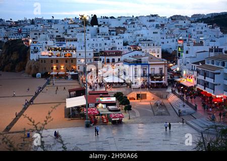 Erhöhten Blick auf die Largo 25 de Abril, Strand und Stadt in den Abend mit Touristen, die Einstellung, Albufeira, Portugal, Europa. Stockfoto