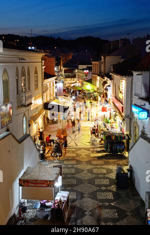 Ansicht des R 5 de Outubro Shopping Straße in den Abend mit Touristen, die Einstellung, Albufeira, Portugal, Europa. Stockfoto