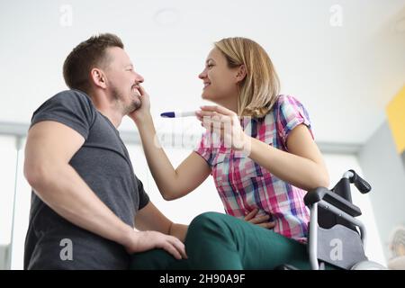 Glücklicher Ehemann erhielt Nachrichten über die Schwangerschaft der Ehefrau, wartet auf das Baby, Mann mittleren Alters lächelt Stockfoto