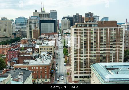 Baltimore, Maryland, Vereinigte Staaten von Amerika – 7. September 2016. Blick über die Innenstadt von Baltimore, MD, vom Washington Monument. Blick nach Süden, Schlepptau Stockfoto