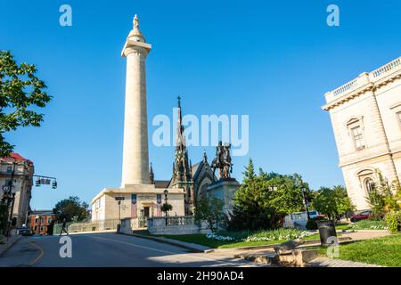 Baltimore, Maryland, Vereinigte Staaten von Amerika – 6. September 2016. Washington Place in Baltimore, MD, mit dem Washington Monument, Marquis de Lafayet Stockfoto