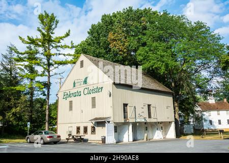 Ephrata, Pennsylvania, Vereinigte Staaten von Amerika – 9. September 2016. Das Scheune-Gebäude des Ephrata-Klosters, das derzeit den Museumsladen besetzt Stockfoto