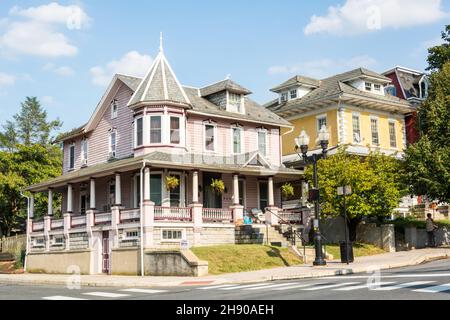 Ephrata, Pennsylvania, Vereinigte Staaten von Amerika – 9. September 2016. Historisches Gebäude an der Kreuzung von Lincoln Ave und E Main St in Ephrata, PA Stockfoto