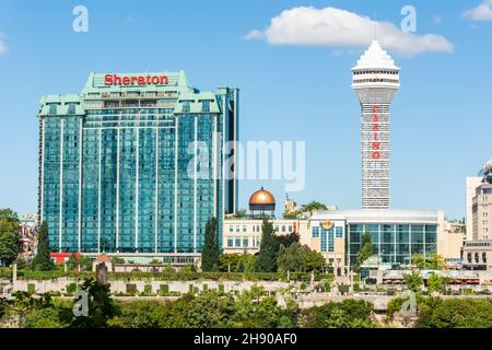 Niagara Falls, Ontario, Kanada – 12. September 2016. Sheraton Hotel and Casino Tower Buildings in Niagara Falls, ONT. Blick auf die umliegenden Gebäude Stockfoto