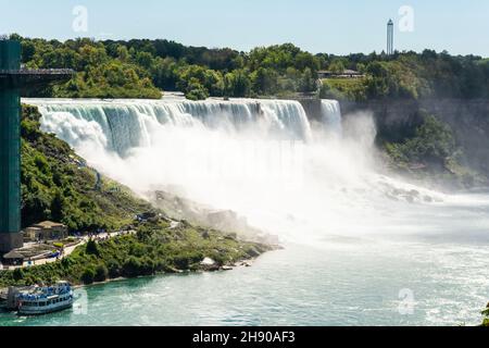 Niagara Falls, New York, Vereinigte Staaten von Amerika – 12. September 2016. Niagarafälle auf dem Niagara River entlang der Grenze zwischen Kanada und den USA. Stockfoto