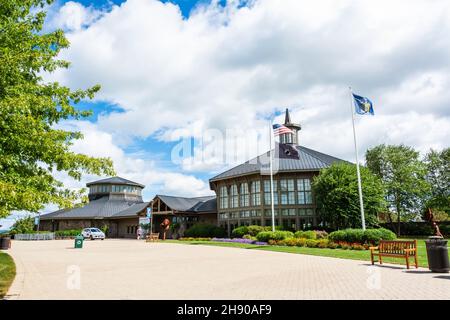 Bethel, New York, Vereinigte Staaten von Amerika – 11. September ,2016. Das Museum im Bethel Woods Center for the Arts. Außenansicht mit Auto und Leuten. Stockfoto