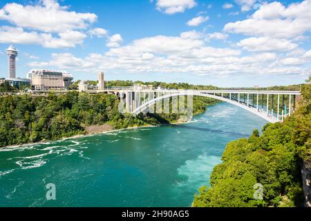 Niagara Falls, New York, Vereinigte Staaten von Amerika – 12. September 2016. Blick auf den Niagara River und die Rainbow Bridge an der Grenze zwischen den USA und Can Stockfoto