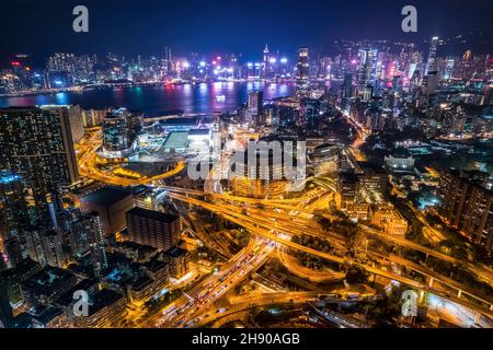 cyberpunk-Farbe der Schnellstraße und der Brücke in der Innenstadt von Kowloon, Hongkong. Autobahn und Infrastruktur Stockfoto