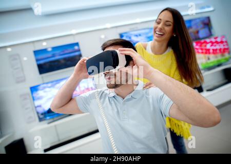 Glückliches Paar versucht auf 3D Virtual-Reality-Brille. Spaß beim Ausprobieren neuer Technologien. Stockfoto