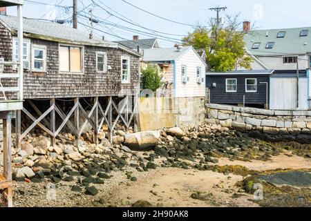 Rockport, Massachusetts, Vereinigte Staaten von Amerika – 20. September 2016. Historische Gebäude entlang des Rockport Harbour in Rockport, MA. Anzeige bei niedrigem Stockfoto