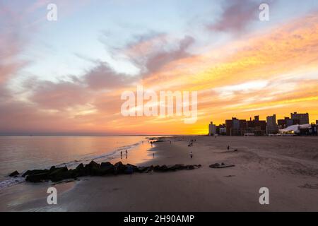 New York City, New York, Vereinigte Staaten von Amerika – 21. September 2016. Blick auf den Strand von Coney Island bei Sonnenuntergang. Stockfoto