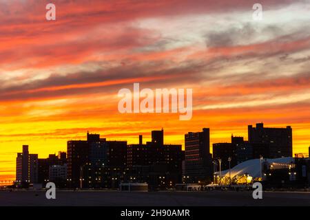 New York City, New York, Vereinigte Staaten von Amerika – 21. September 2016. Sonnenuntergang auf Coney Island in New York City, Vereinigte Staaten von Amerika. Stockfoto