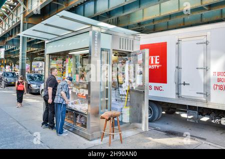 New York City, New York, Vereinigte Staaten von Amerika – 22. September 2016. Zeitungsstand, der russische Zeitungen und Zeitschriften verkauft, in der Nachbarschaft von Brighton Beach Stockfoto