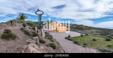 La Gomera - Denkmal Silbo Gomero und Kapelle am Aussichtspunkt Mirador de Igualero Stockfoto