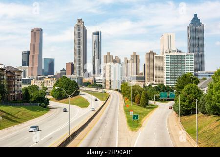 Atlanta, Georgia, Vereinigte Staaten von Amerika – 27. September 2016. Blick auf die Skyline von Atlanta von der Jackson Street Bridge über den John Lewis Freedom Pkwy. Stockfoto