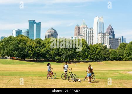 Atlanta, Georgia, Vereinigte Staaten von Amerika – 27. September 2016. Blick vom Piedmont Park auf die Skyline von Midtown in Atlanta, GA Stockfoto