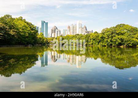 Atlanta, Georgia, Vereinigte Staaten von Amerika – 27. September 2016. Blick auf die Midtown Skyline in Atlanta, GA, über den Lake Clara Meer im Piedmont Park. Stockfoto