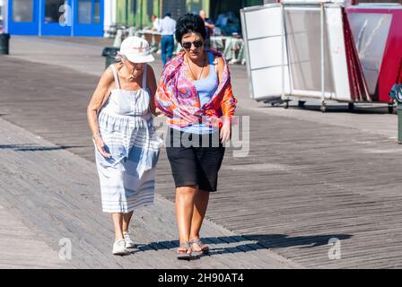 New York City, New York, Vereinigte Staaten von Amerika – 22. September 2016. Zwei Damen aus dem ehemaligen Sowjet, die auf dem Riegelmann Boardwalk entlang gehen Stockfoto