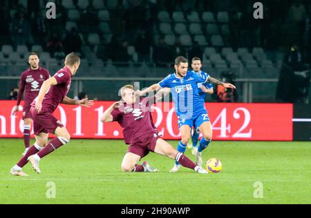 Turin, Italien - 2. Dezember 2021, Filippo Bandinelli (FC Empoli) und Tommaso Pobega (FC Turin) während des Fußballspiels der italienischen Meisterschaft Serie A zwischen dem FC Turin und dem FC Empoli am 2. Dezember 2021 im Stadio Olimpico Grande Torino in Turin, Italien - Foto: Nderim Kaceli/DPPI/LiveMedia Stockfoto