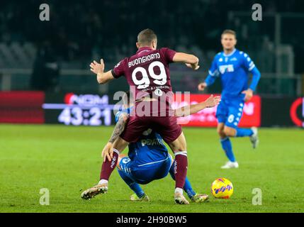 Turin, Italien - 2. Dezember 2021, Alessandro Buongiorno (FC Turin) und Andrea Pinamonti (FC Empoli) während des Fußballspiels der italienischen Meisterschaft Serie A zwischen FC Turin und FC Empoli am 2. Dezember 2021 im Stadio Olimpico Grande Torino in Turin, Italien - Foto: Nderim Kaceli/DPPI/LiveMedia Stockfoto