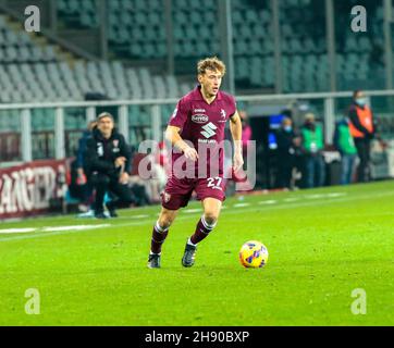Turin, Italien - 2. Dezember 2021, Mergim Vojvoda (FC Turin) während der italienischen Meisterschaft Serie A Fußballspiel zwischen dem FC Turin und dem FC Empoli am 2. Dezember 2021 im Stadio Olimpico Grande Torino in Turin, Italien - Foto: Nderim Kaceli/DPPI/LiveMedia Stockfoto