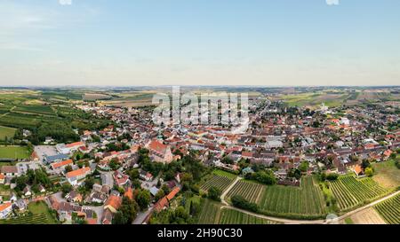 Poysdorf im Weinbezirk. Luftaufnahme zur berühmten Stadt und Ort für Wein in Niederösterreich. Stockfoto