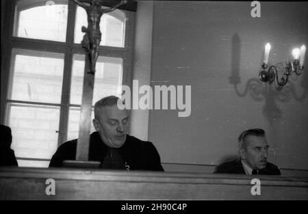 Kraków, 1947. Drugi proces zbrodniarzy oœwiêcimskich przed Najwy¿szym Trybuna³em Narodowym (25.11.1946 - 16,12 1947, og³oszenie wyroku 22.12.1947). NZ. sêdziowie. bb/gr PAP Krakau, 1947. Der Prozess 2nd gegen Kriminelle aus dem deutschen Nazi-Vernichtungslager in Auschwitz vor dem höchsten nationalen Tribunal, der zwischen dem 25. November 1946 und dem 16. Dezember 1947 stattfand. Das Urteil wurde am 22. Dezember 1947 verkündet. Bild: Richter. bb/gr PAP Stockfoto