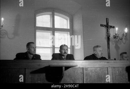 Kraków, 1947. Drugi proces zbrodniarzy oœwiêcimskich przed Najwy¿szym Trybuna³em Narodowym (25.11.1946 - 16,12 1947, og³oszenie wyroku 22.12.1947). NZ. sêdziowie. bb/gr PAP Krakau, 1947. Der Prozess 2nd gegen Kriminelle aus dem deutschen Nazi-Vernichtungslager in Auschwitz vor dem höchsten nationalen Tribunal, der zwischen dem 25. November 1946 und dem 16. Dezember 1947 stattfand. Das Urteil wurde am 22. Dezember 1947 verkündet. Bild: Richter. bb/gr PAP Stockfoto