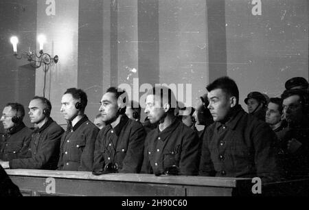 Kraków, 1947. Drugi proces zbrodniarzy oœwiêcimskich przed Najwy¿szym Trybuna³em Narodowym (25.11.1946 - 16,12 1947, og³oszenie wyroku 22.12.1947). Nz. ³awa oskar¿Onych. bb/gr PAP Krakau, 1947. Der Prozess 2nd gegen Kriminelle aus dem deutschen Nazi-Vernichtungslager in Auschwitz vor dem höchsten nationalen Tribunal, der zwischen dem 25. November 1946 und dem 16. Dezember 1947 stattfand. Das Urteil wurde am 22. Dezember 1947 verkündet. Im Bild: Die Bank der Angeklagten. bb/gr PAP Stockfoto