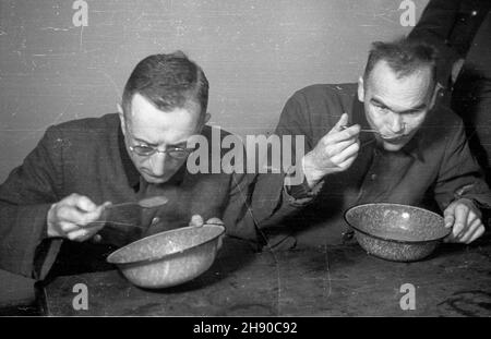 Kraków, 1947. Nadzorcy obozu oœwiêcimskiego s¹dzeni przed Najwy¿szym Trybuna³em Narodowym (25.11.1946 - 16,12 1947, og³oszenie wyroku 22.12.1947). NZ. posi³ek pods¹dnych. bb/gr PAP Krakau, 1947. Der Prozess 2nd gegen Kriminelle aus dem deutschen Nazi-Vernichtungslager in Auschwitz vor dem höchsten nationalen Tribunal, der zwischen dem 25. November 1946 und dem 16. Dezember 1947 stattfand. Das Urteil wurde am 22. Dezember 1947 verkündet. Bild: Eine Mahlzeit für die Angeklagten. bb/gr PAP Stockfoto