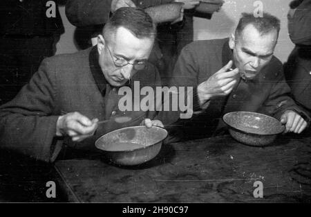 Kraków, 1947. Nadzorcy obozu oœwiêcimskiego s¹dzeni przed Najwy¿szym Trybuna³em Narodowym (25.11.1946 - 16,12 1947, og³oszenie wyroku 22.12.1947). NZ. posi³ek pods¹dnych. bb/gr PAP Krakau, 1947. Der Prozess 2nd gegen Kriminelle aus dem deutschen Nazi-Vernichtungslager in Auschwitz vor dem höchsten nationalen Tribunal, der zwischen dem 25. November 1946 und dem 16. Dezember 1947 stattfand. Das Urteil wurde am 22. Dezember 1947 verkündet. Bild: Eine Mahlzeit für die Angeklagten. bb/gr PAP Stockfoto