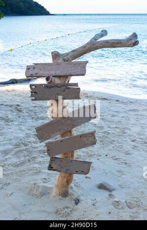 Leeres Holzschild am Strand Stockfoto