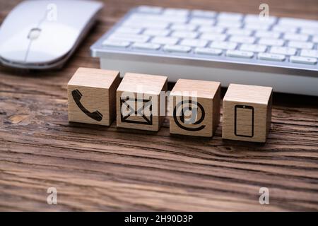 Verschiedene Kontaktmethoden. Weiße Symbole Für Telefon, E-Mail Und Post Stockfoto