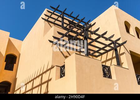 Hurghada, Ägypten - 28. Mai 2021: Blick auf die Villa des Hotels auf das Stella Di Mare Beach Resort und Spa Makadi Bay. Architektonische Details. Light und Shado Stockfoto