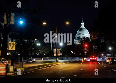 Washington, DC, USA. 2nd Dez 2021. Das am 2. Dezember 2021 aufgenommene Foto zeigt das US-Kapitolgebäude in Washington, DC. Das US-Repräsentantenhaus hat am Donnerstag einen kurzfristigen Ausgabenentwurf genehmigt, der Bundesbehörden bis Februar laufen lassen würde und eine teilweise Schließung nur einen Tag vor Ablauf der staatlichen Finanzierung verhindern würde. Kredit: Ting Shen/Xinhua/Alamy Live Nachrichten Stockfoto