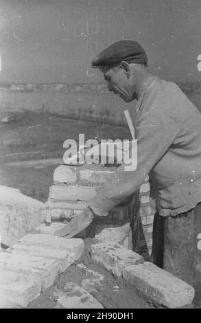 Warszawa, 1947. Odbudowa Domu Zwi¹zku Zawodowego Kolejarzy przy Wybrze¿U Koœciuszkowskim. NZ. prace murarskie. kw PAP/Stanis³aw D¹browiecki Dok³adny miesi¹c i dzieñ wydarzenia nieustalone. Warschau, 1947. Wiederaufbau des Gewerkschaftshauses der Eisenbahner auf Wybrzeze Kosciuszkowskie. Im Bild: Mauerwerk. kw PAP/Stanislaw Dabrowiecki Stockfoto