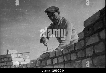 Warszawa, 1947. Odbudowa Domu Zwi¹zku Zawodowego Kolejarzy przy Wybrze¿U Koœciuszkowskim. NZ. prace murarskie. kw PAP/Stanis³aw D¹browiecki Dok³adny miesi¹c i dzieñ wydarzenia nieustalone. Warschau, 1947. Wiederaufbau des Gewerkschaftshauses der Eisenbahner auf Wybrzeze Kosciuszkowskie. Im Bild: Mauerwerk. kw PAP/Stanislaw Dabrowiecki Stockfoto