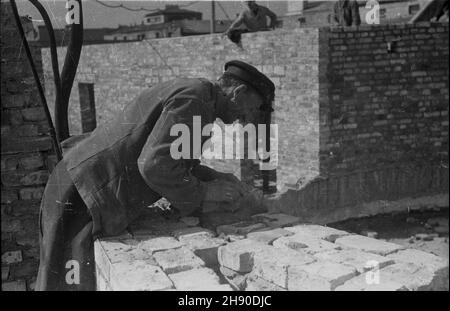 Warszawa, 1947. Odbudowa Domu Zwi¹zku Zawodowego Kolejarzy przy Wybrze¿U Koœciuszkowskim. NZ. prace murarskie. kw PAP/Stanis³aw D¹browiecki Dok³adny miesi¹c i dzieñ wydarzenia nieustalone. Warschau, 1947. Wiederaufbau des Gewerkschaftshauses der Eisenbahner auf Wybrzeze Kosciuszkowskie. Im Bild: Mauerwerk. kw PAP/Stanislaw Dabrowiecki Stockfoto