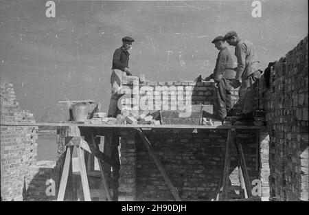 Warszawa, 1947. Odbudowa Domu Zwi¹zku Zawodowego Kolejarzy przy Wybrze¿U Koœciuszkowskim. NZ. prace murarskie. kw PAP/Stanis³aw D¹browiecki Dok³adny miesi¹c i dzieñ wydarzenia nieustalone. Warschau, 1947. Wiederaufbau des Gewerkschaftshauses der Eisenbahner auf Wybrzeze Kosciuszkowskie. Im Bild: Mauerwerk. kw PAP/Stanislaw Dabrowiecki Stockfoto