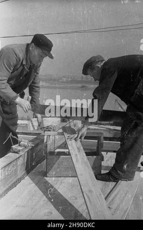 Warszawa, 1947. Odbudowa Domu Zwi¹zku Zawodowego Kolejarzy przy Wybrze¿U Koœciuszkowskim. NZ. prace ciesielskie. kw PAP/Stanis³aw D¹browiecki Dok³adny miesi¹c i dzieñ wydarzenia nieustalone. Warschau, 1947. Wiederaufbau des Gewerkschaftshauses der Eisenbahner auf Wybrzeze Kosciuszkowskie. Im Bild: Zimmerei. kw PAP/Stanislaw Dabrowiecki Stockfoto