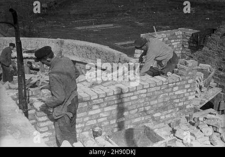 Warszawa, 1947. Odbudowa Domu Zwi¹zku Zawodowego Kolejarzy przy Wybrze¿U Koœciuszkowskim. NZ. prace murarskie. kw PAP/Stanis³aw D¹browiecki Dok³adny miesi¹c i dzieñ wydarzenia nieustalone. Warschau, 1947. Wiederaufbau des Gewerkschaftshauses der Eisenbahner auf Wybrzeze Kosciuszkowskie. Im Bild: Mauerwerk. kw PAP/Stanislaw Dabrowiecki Stockfoto