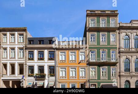 Schöne Fassaden von Häusern in Porto. Portugal Stockfoto