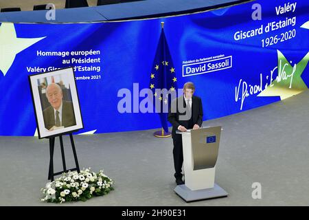 Straßburg, Frankreich, 2. Dezember 2021. Der Präsident des Europäischen Parlaments, David Sassoli, hat am 2. Dezember 2021 im Europäischen Parlament in Straßburg, Ostfrankreich, anlässlich einer Zeremonie anlässlich des ersten Jahrestages seines Absterbers an den ehemaligen Präsidenten Valery Giscard d'Estaing gefeiert. Foto von Nicolas Roses/ABACAPRESS.COM Stockfoto