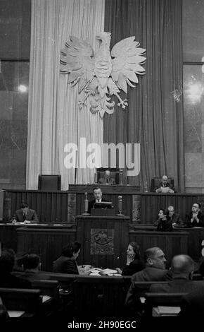 Warszawa, 1947. Posiedzenie Sejmu Ustawodawczego. NZ. minister skarbu Konstanty D¹browski wyg³asza przemówienie. W g³êbi marsza³ek Sejmu W³adys³aw Kowalski. ka PAP/Jerzy Baranowski Dok³adny miesi¹c i dzieñ wydarzenia nieustalone. Warschau, 5. Februar 1947. Die Sitzung des Gesetzgebenden Sejm 1st. Im Bild: Finanzminister Konstanty Dabrowski hält eine Rede. Im Hintergrund Sejm Speaker Wladyslaw Kowalski. wb PAP/Jerzy Baranowski Stockfoto