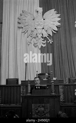 Warszawa, 1947. Posiedzenie Sejmu Ustawodawczego. NZ. minister skarbu Konstanty D¹browski wyg³asza przemówienie. W g³êbi marsza³ek Sejmu W³adys³aw Kowalski. ka PAP/Jerzy Baranowski Dok³adny miesi¹c i dzieñ wydarzenia nieustalone. Warschau, 5. Februar 1947. Die Sitzung des Gesetzgebenden Sejm 1st. Im Bild: Finanzminister Konstanty Dabrowski hält eine Rede. Im Hintergrund Sejm Speaker Wladyslaw Kowalski. wb PAP/Jerzy Baranowski Stockfoto