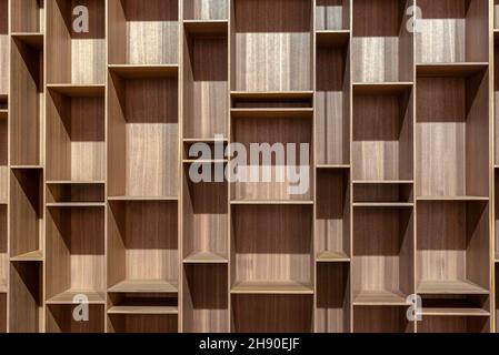 Voller Rahmen von modernen Holz Bücherregal mit leeren geometrischen quadratischen und rechteckigen Regalen Stockfoto